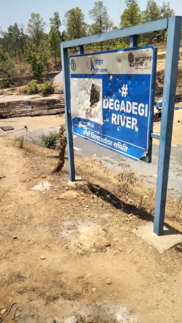 मैक्लुस्कीगंज में सूख गयी नदी