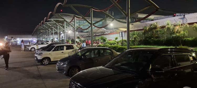 एयरपोर्ट पर 10 मिनट का 90 रुपये वसूला जा रहा पार्किंग शुल्क