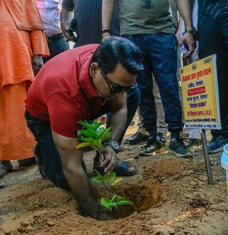 शत-प्रतिशत मतदान के साथ पर्यावरण संरक्षण का दिया संदेश