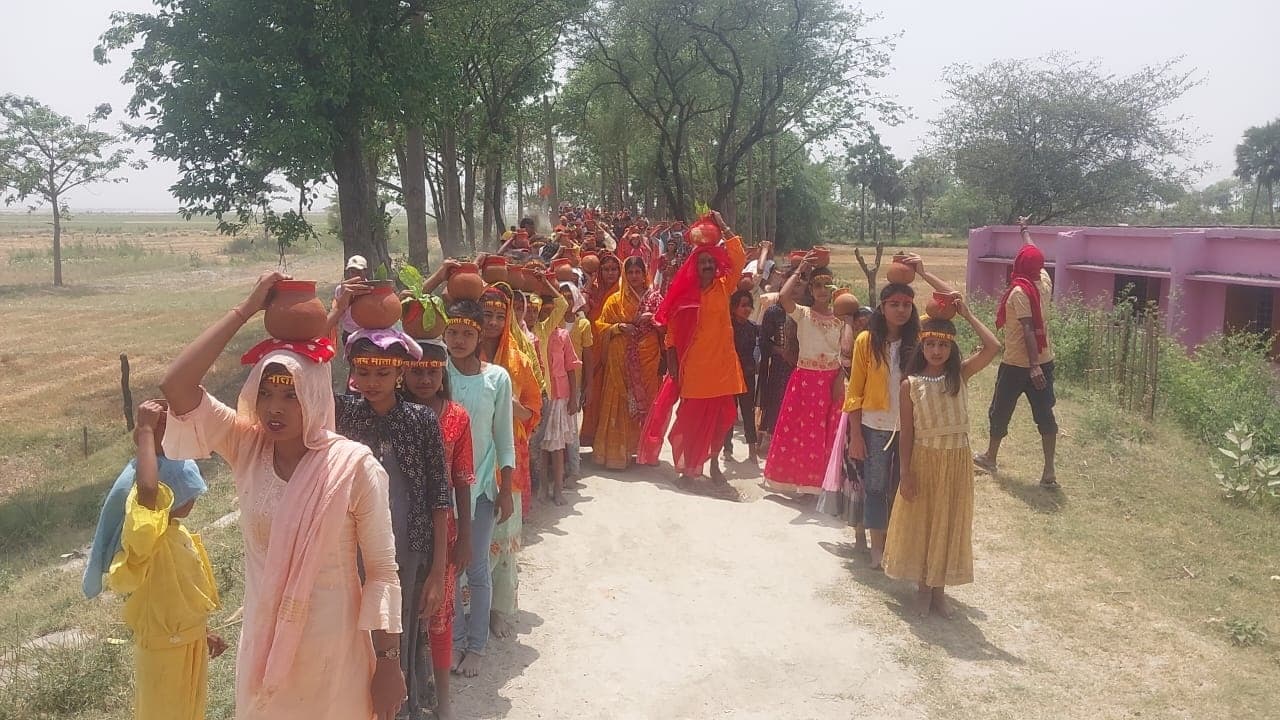 दस दिवसीय शतचंडी महायज्ञ को लेकर निकली कलशयात्रा