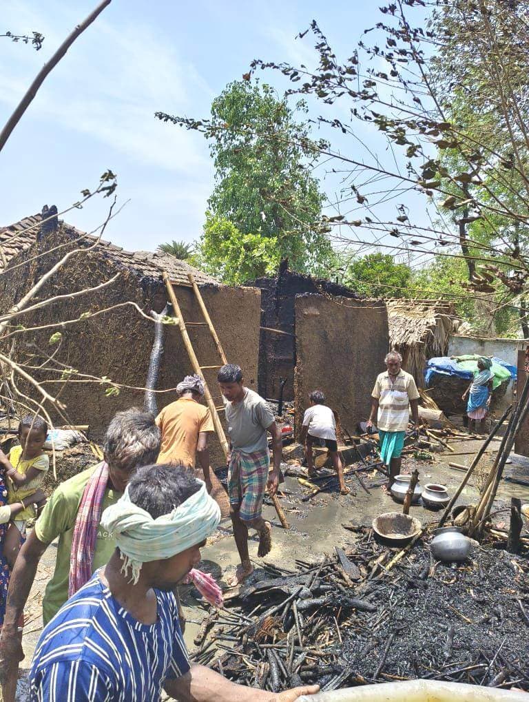पुआल के पल्ले में लगी आग की चपेट में आया घर, नकदी, राशन, कागजात सहित लाखों के सामान जलकर राख