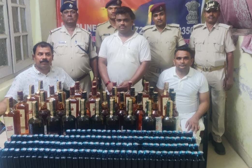 पूर्णिया जंक्शन पर 50 लीटर शराब के साथ तस्कर गिरफ्तार