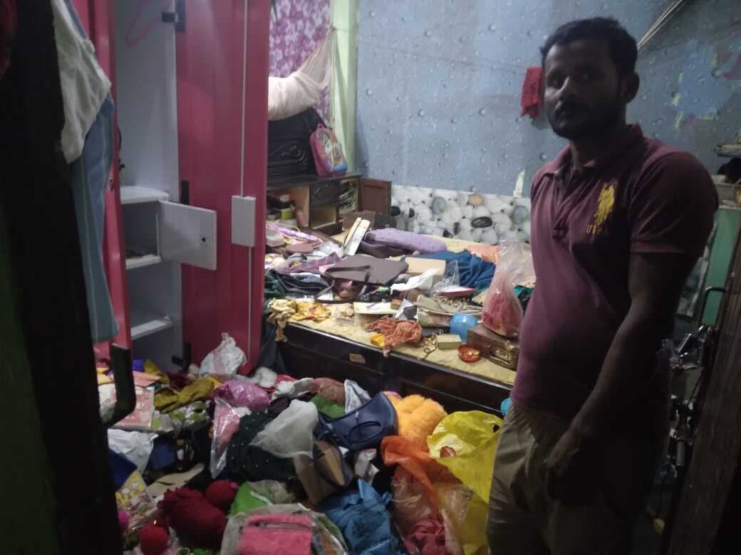 बंद घर का ताला तोड़ लाखों की चोरी