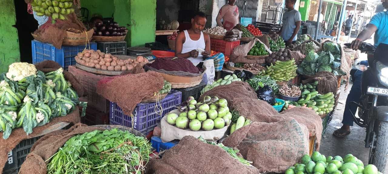 प्रचंड गर्मी की मार से सूख रहे सब्जी-फल, बाजार में घटी आवक