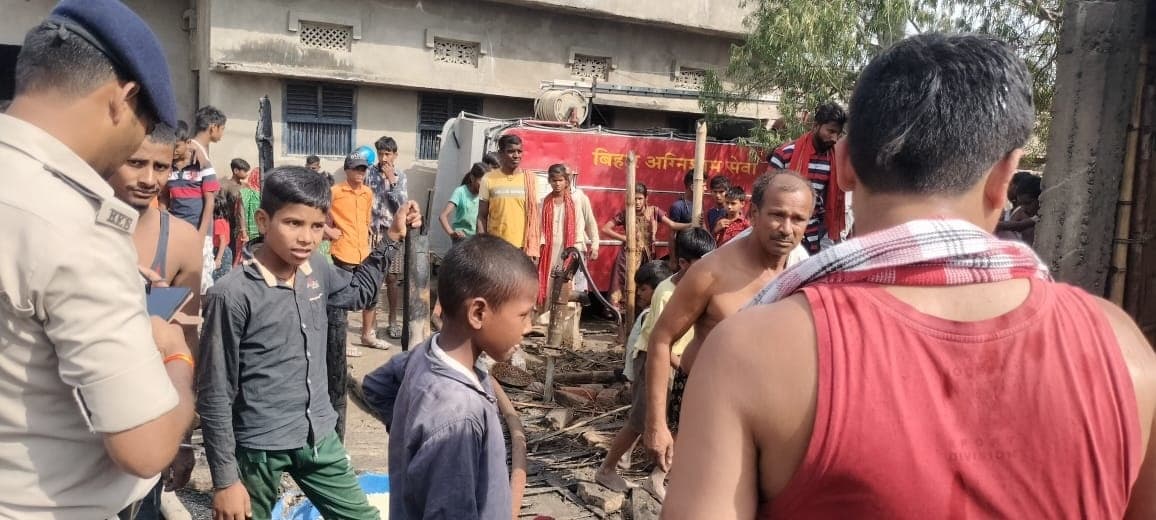 आग लगने से 18 लोगों के आशियाने जले, दो लोग झुलसे