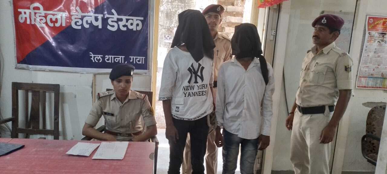 ट्रेनों में चोरी-छितनई करनेवाले दो युवक गिरफ्तार, ब्लेड व मोबाइल फोन जब्त