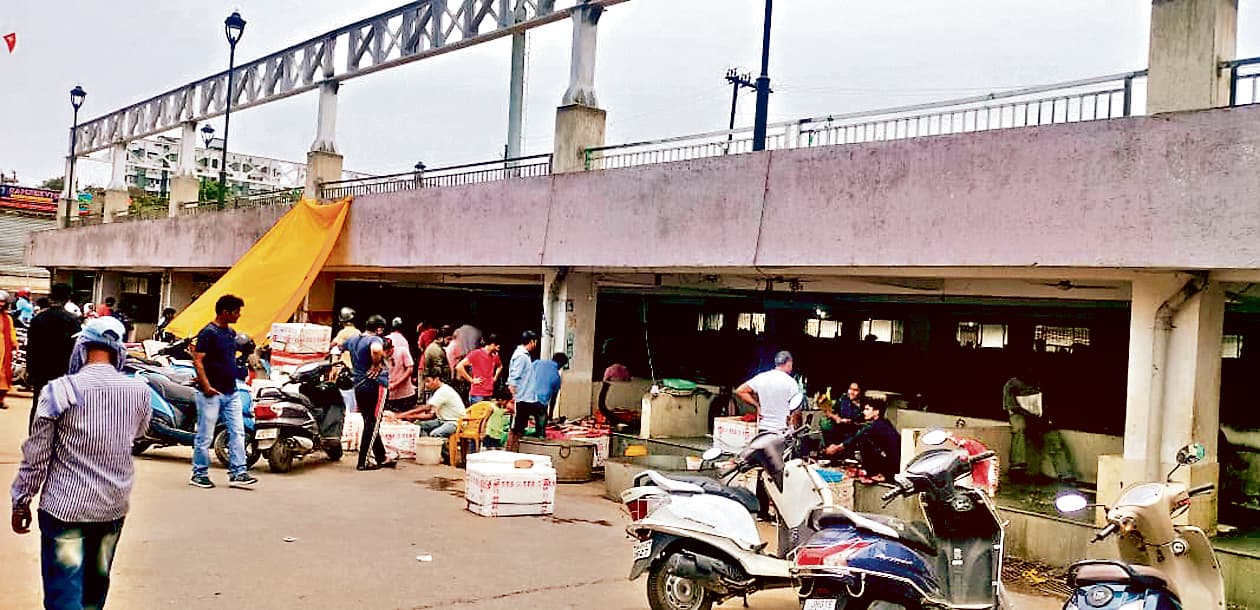 लालपुर सब्जी मार्केट में बदबू से ग्राहक व दुकानदार परेशान