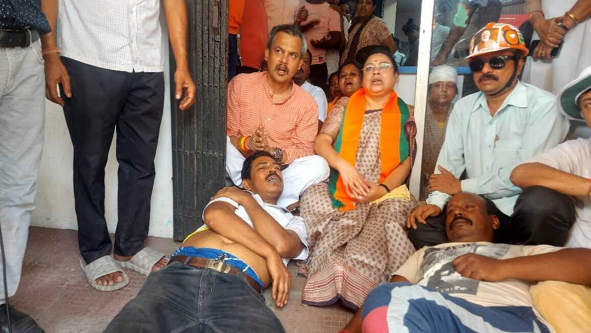 दीवार लेखन कर रहे भाजपा कार्यकर्ताओं पर कथित हमले में महिला का फटा सिर