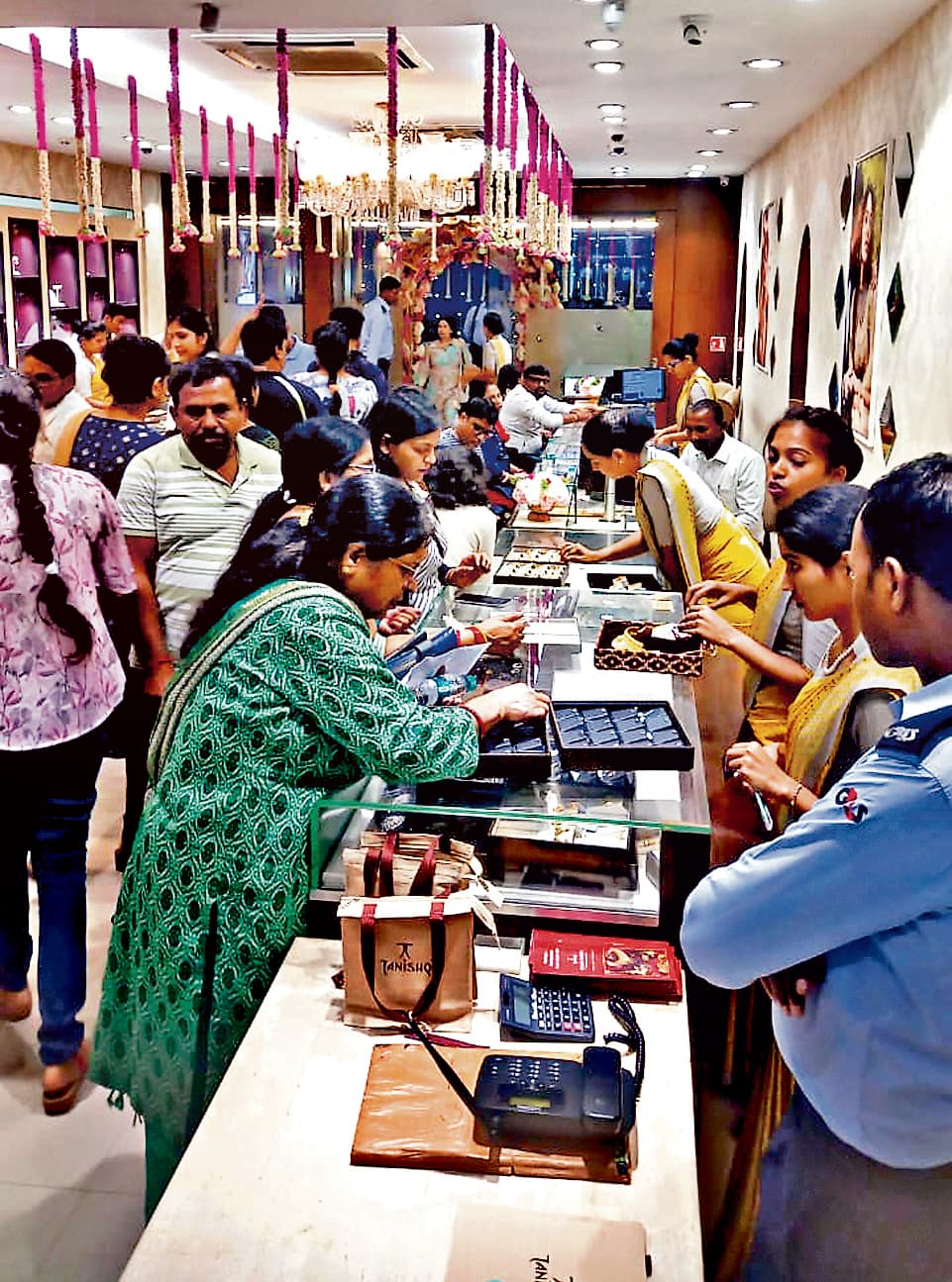 अक्षय तृतीया पर ऑफरों की बौछार, लोग करा रहे एडवांस बुकिंग