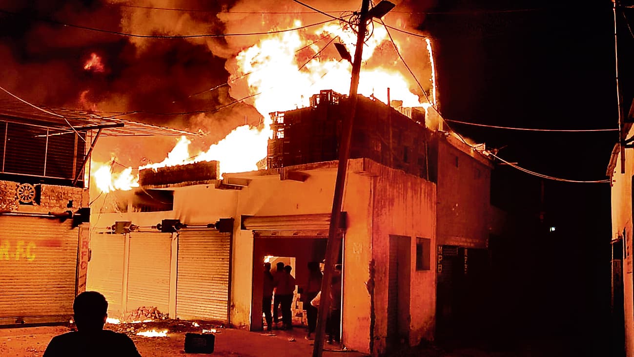 हरमू फल मंडी में लगी आग, क्रेट और फल सहित कई सामान बर्बाद