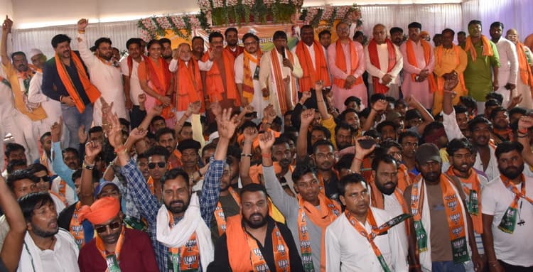 कांग्रेस, इंटक व विभिन्न संगठनों से जुड़े दर्जनों लोगों ने भाजपा का थामा दामन