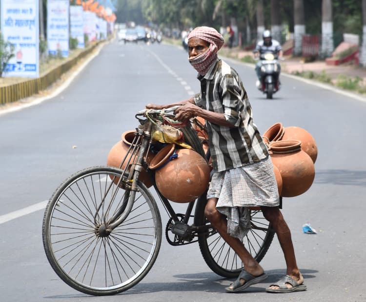 चिलचिलाती गर्मी से सभी परेशान, पर पेट की खातिर निकलने की है मजबूरी