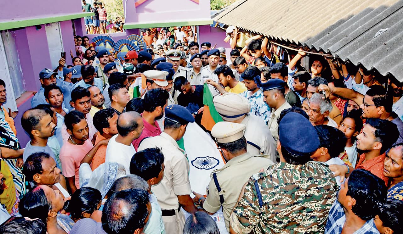 मणिपुर में शहीद हुए बांकुड़ा के अरूप सैनी के पार्थिव शरीर का किया गया अंतिम संस्कार