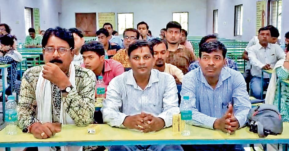 नौकरी गंवाने वाले शिक्षकों संग तृणमूल शिक्षा सेल ने की बैठक