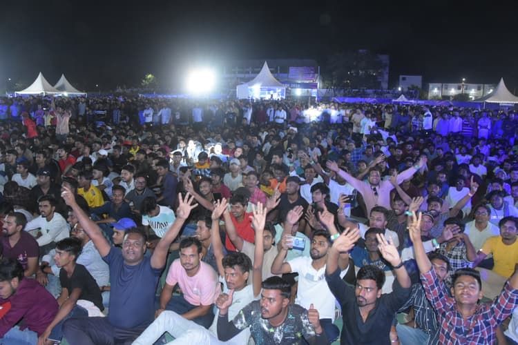 तेज म्यूजिक से बढ़ा रोमांच, धोनी को देखते ही दोगुना हुआ उत्साह