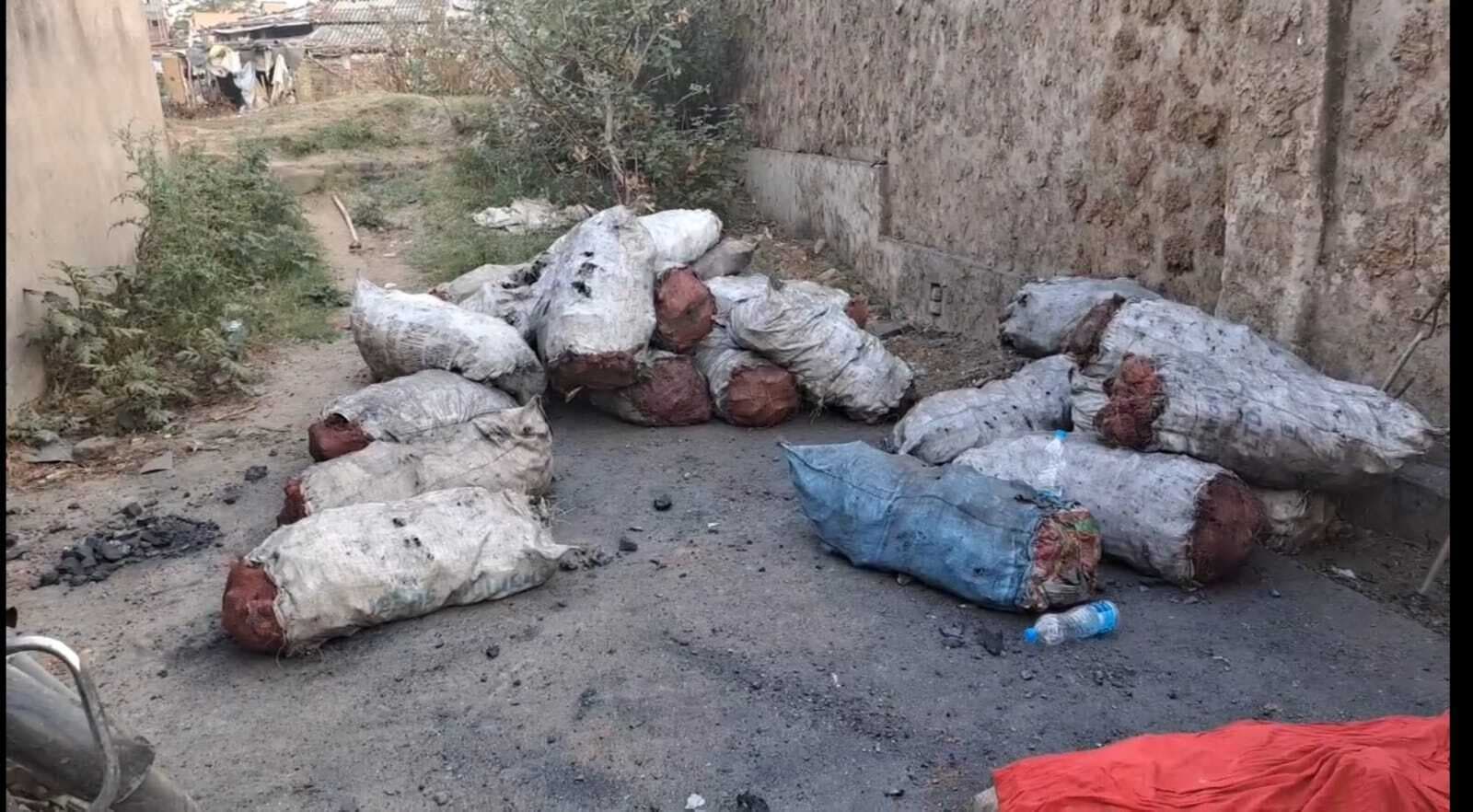 अवैध कोयला कारोबार के खिलाफ 14 थाना क्षेत्राें में चला अभियान, छह गिरफ्तार