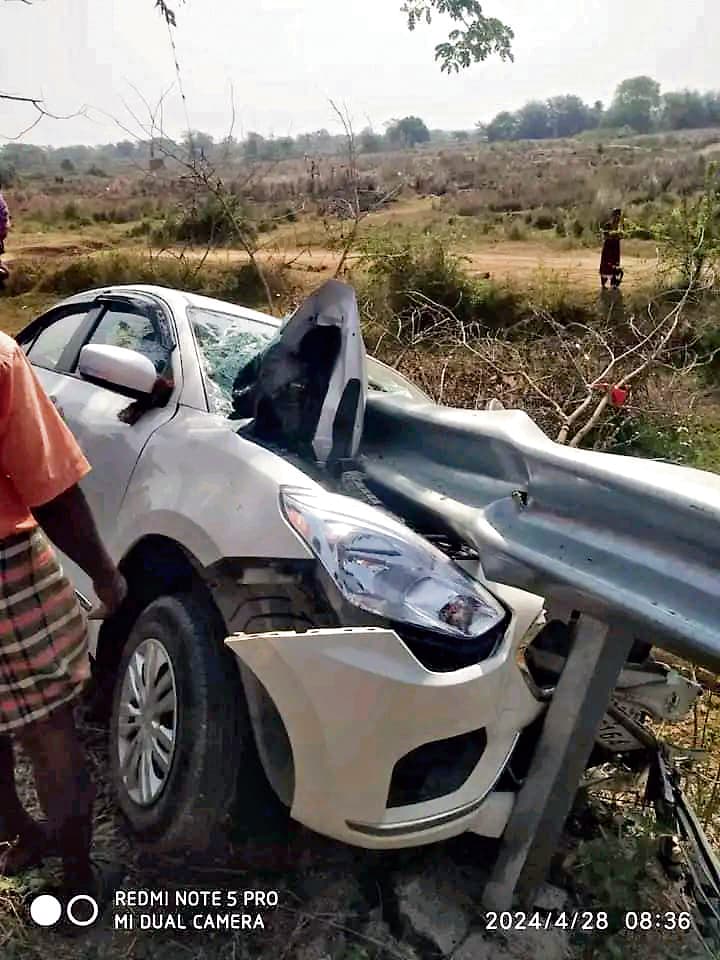 सड़क दुर्घटना में कार के आर-पार हो गया क्रैश बैरियर, बड़ा हादसा टला