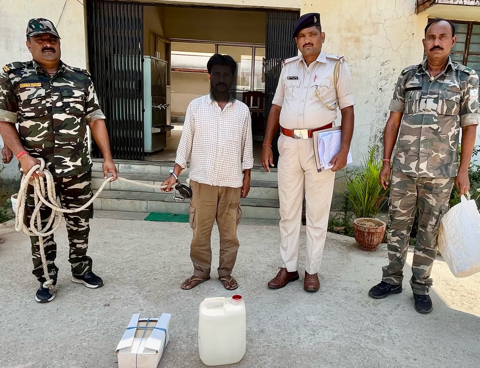 अवैध शराब की बिक्री के विरुद्ध छापा, एक गिरफ्तार