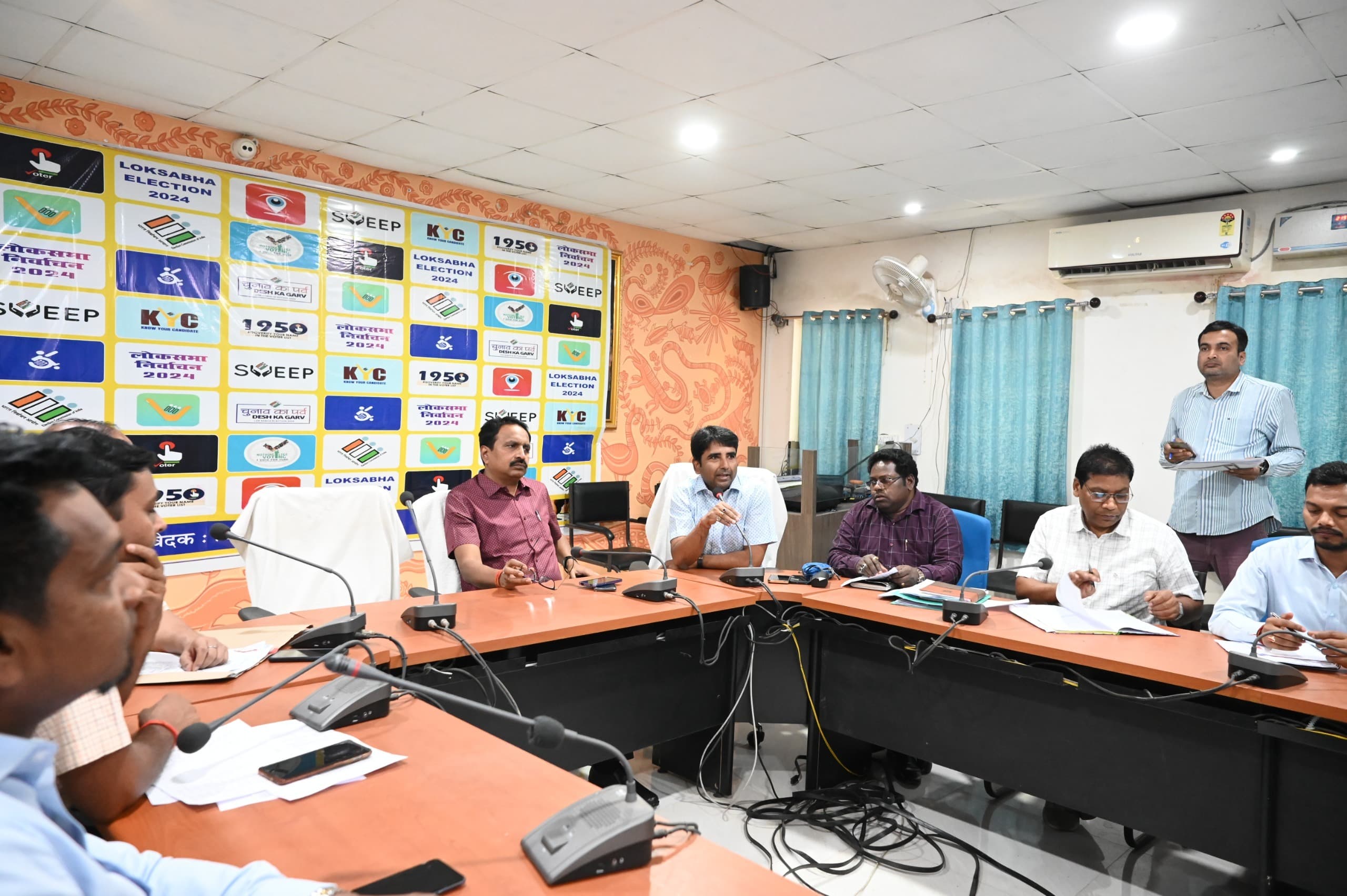 निर्वाचन व आवश्यक सेवा के कर्मी प्रपत्र-12 भर कर पोस्टल बैलेट कोषांग में करें जमा : एसी