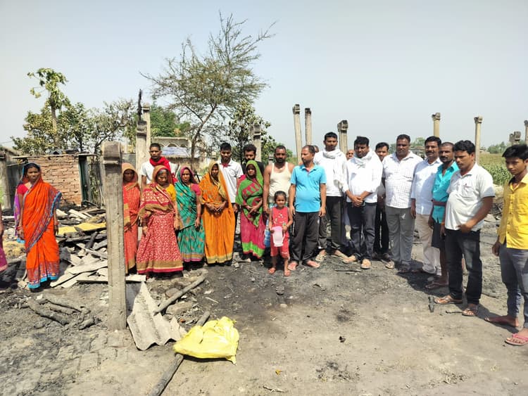 आग से आधा दर्जन से अधिक घर पूरी तरह से जलकर राख