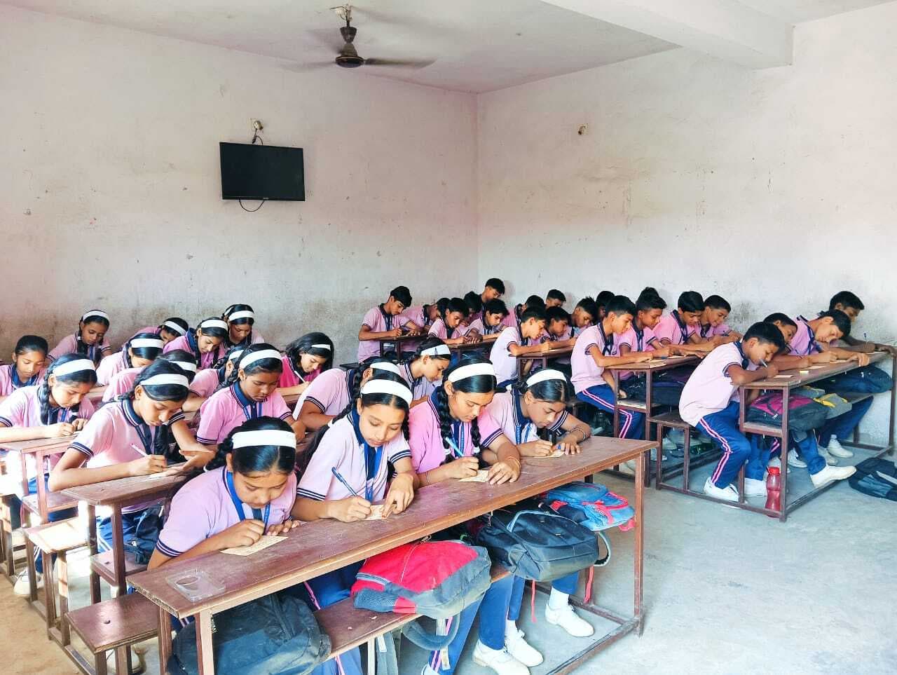 बच्चों ने पिताजी के नाम लिखा पोस्टकार्ड, बताया वोट का महत्व