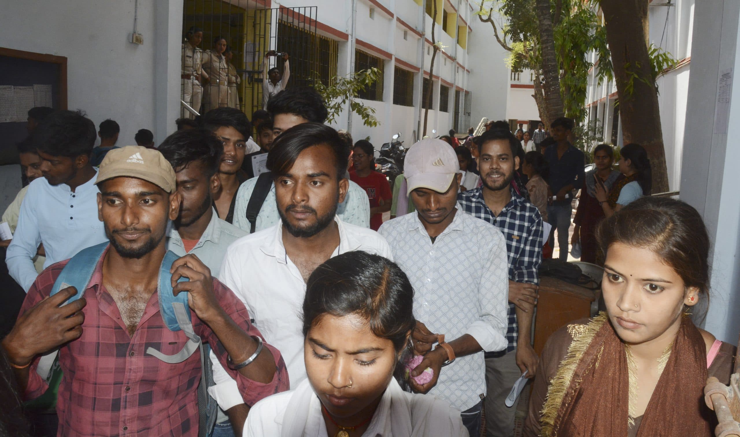 कैंपस : इंटर विशेष परीक्षा में कई परीक्षार्थी पहुंचे लेट, सेंटर पर उतरवाया गया जूता-मोजा