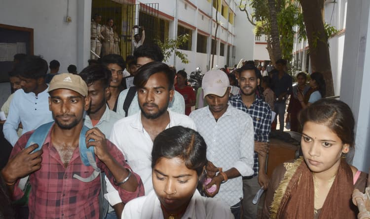 कैंपस : इंटर विशेष परीक्षा में कई परीक्षार्थी पहुंचे लेट, सेंटर पर उतरवाया गया जूता-मोजा