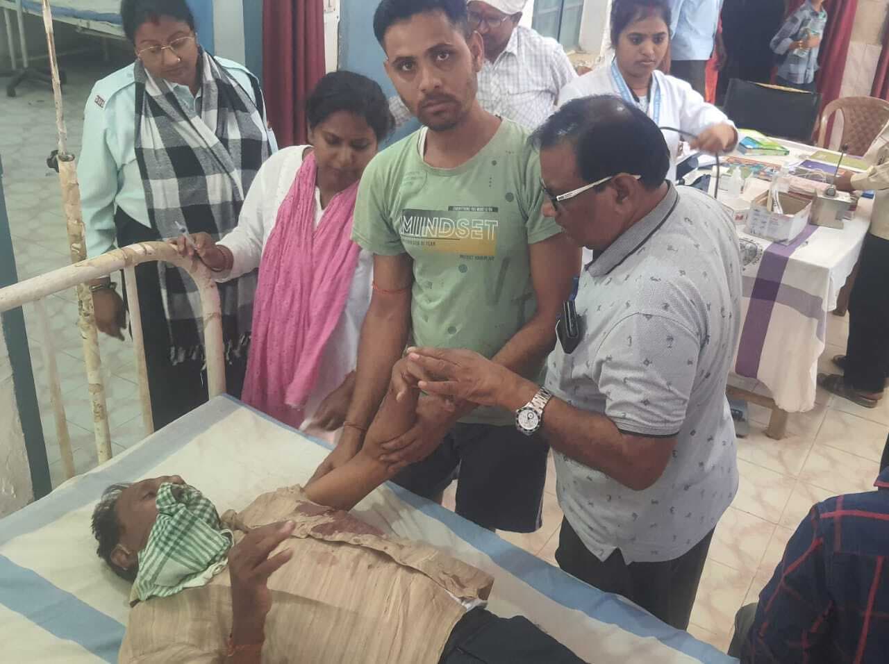 हाईवा के धक्का से बाइक सवार सहोदर भाई गंभीर रूप से हुए घायल