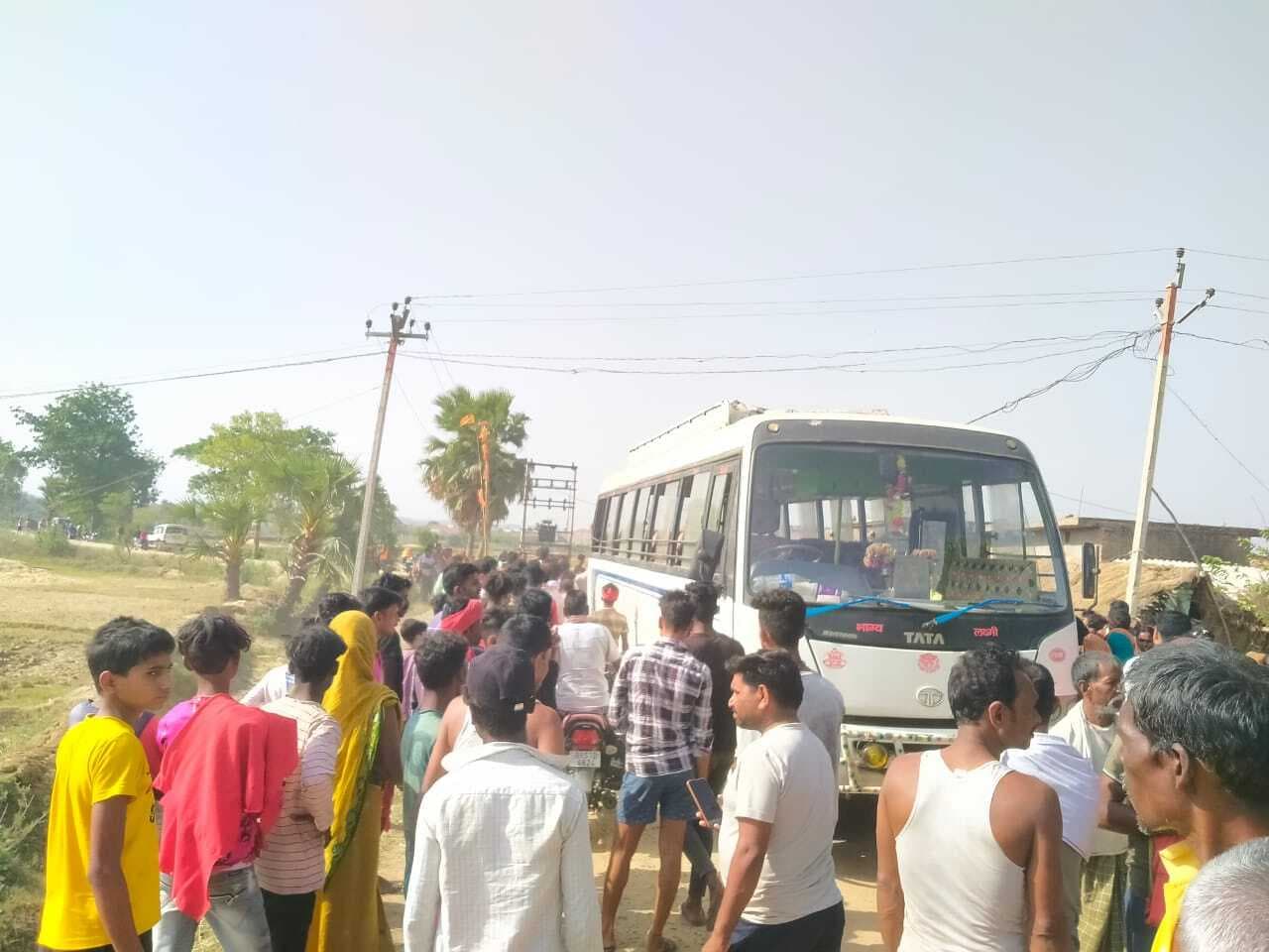 हाइटेंशन बिजली तार की चपेट में आने से बस पर सवार 8 बाराती झुलसे, 4 रेफर