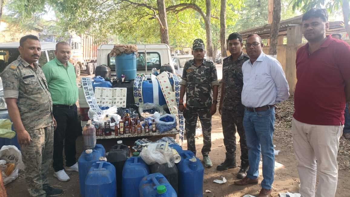एक घर से 945 लीटर अवैध स्प्रिट और ब्रांडेड शराब के स्टीकर जब्त
