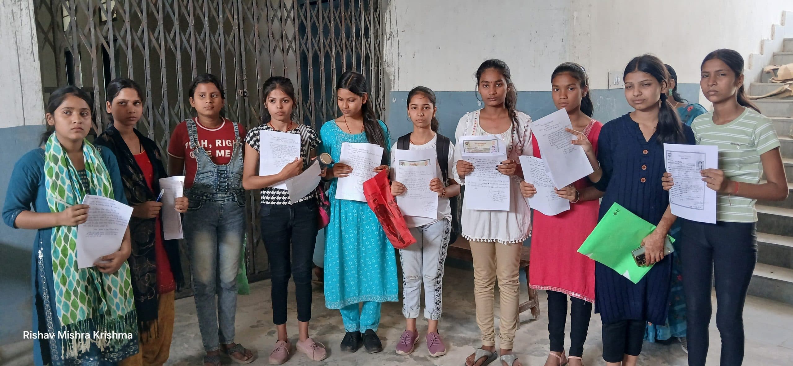 Bhagalpur News: विद्यार्थियों ने लगायी गुहार - डीईओ अंकल नौंवी में हमें दूर के स्कूल में मत भेजिए