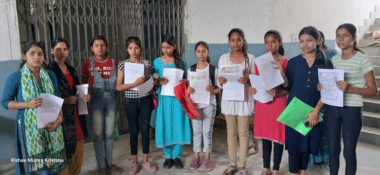 Bhagalpur News: विद्यार्थियों ने लगायी गुहार - डीईओ अंकल नौंवी में हमें दूर के स्कूल में मत भेजिए