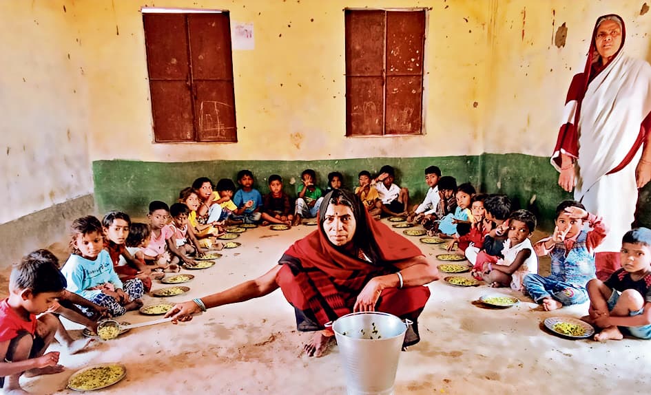 भीषण गर्मी की चपेट में आने लगे आंगनबाड़ी केंद्र के बच्चे