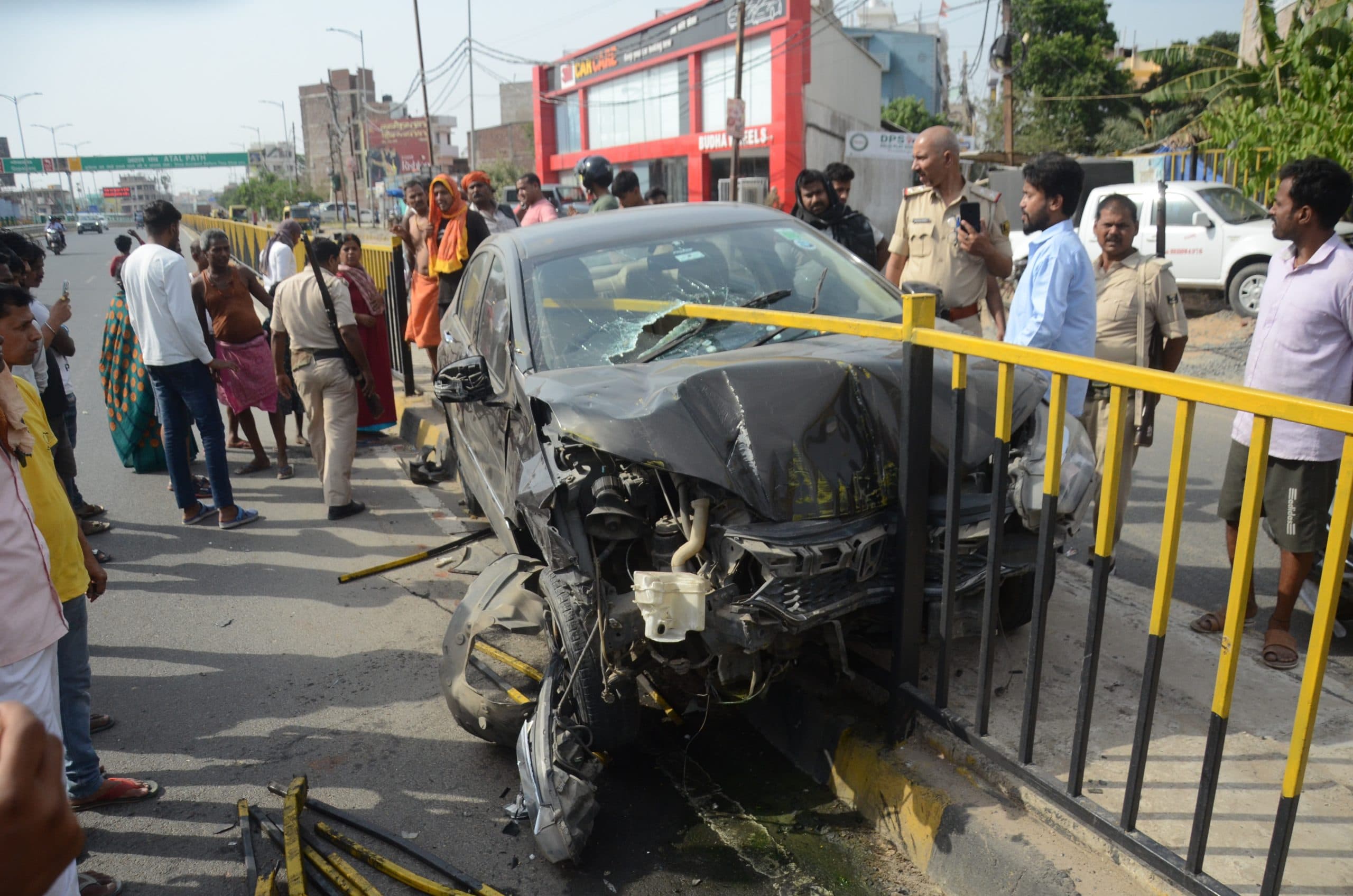 Patna : अटल पथ पर कार ने डिवाइडर में मारी टक्कर, ग्रिल की रॉड शीशा तोड़ते हुए अंदर घुसी, बाल-बाल बचा चालक