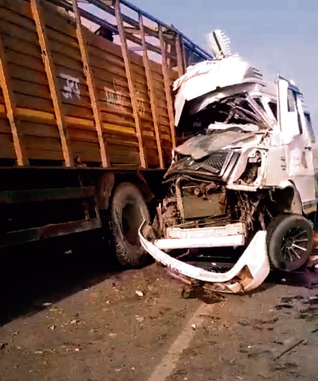 पर्यटकों से भरी बस खड़े ट्रक से टकरायी, आठ यात्री घायल