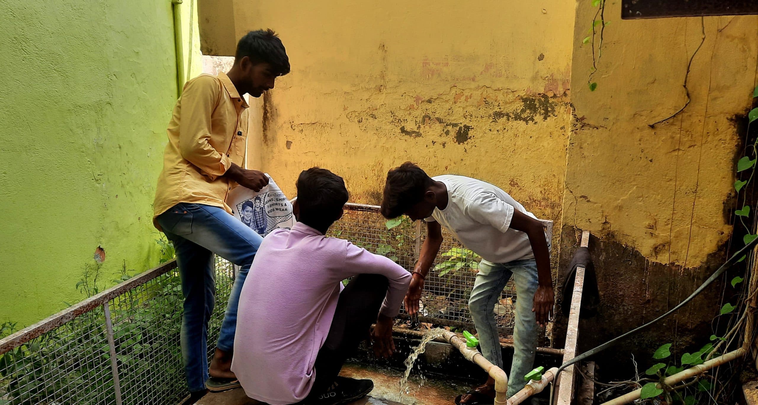 सरकारी कार्यालयों में आमलोगों के लिए पानी का पानी तक इंतजाम नहीं