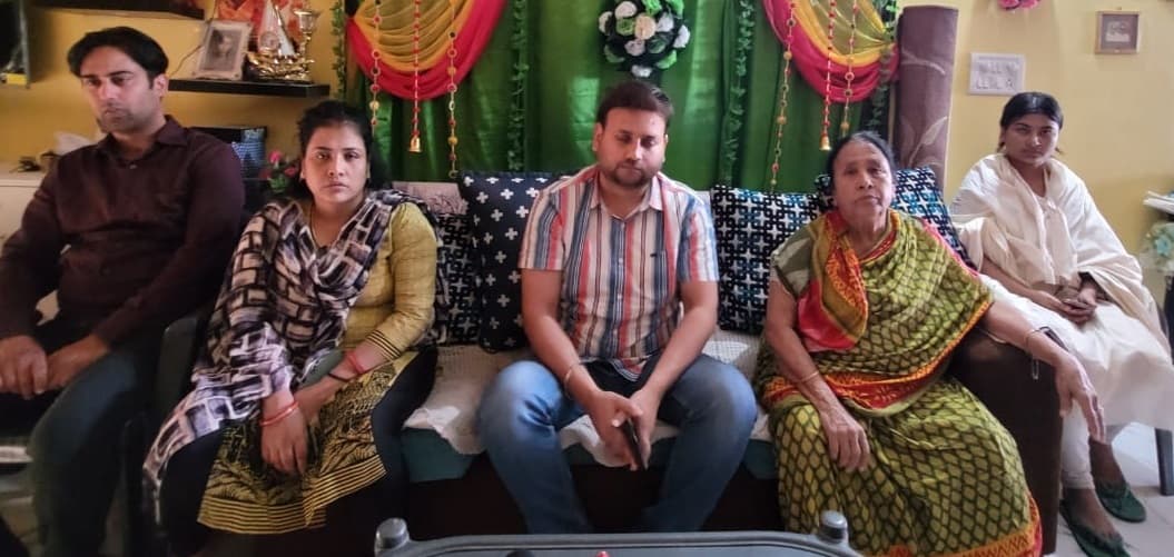 सुबह उठकर अमृता ने मांगी चाय, परिजनों के कमरे से जाने के बाद कर ली आत्महत्या