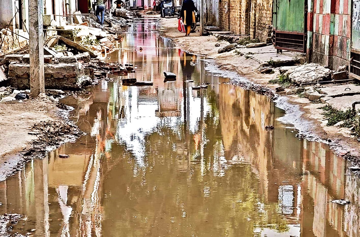 अतिक्रमण हटाने आये बुलडोजर ने नल जल योजना के पाइप को उखाड़ा, सड़क पर जलजमाव से परेशानी