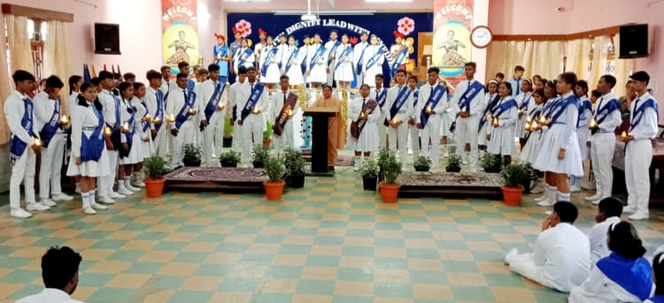 कार्मेल स्कूल में अलंकरण समारोह का आयोजन