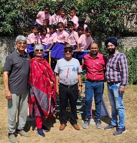 रोटरी क्लब ने सरकारी स्कूल में लगाया झूला