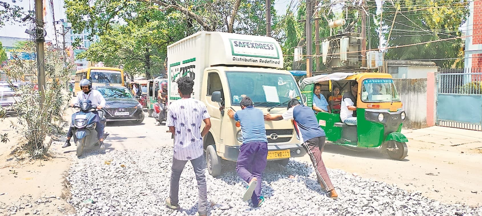 बीच सड़क पर बिखरी गिट्टी, दिनभर लगता रहा जाम