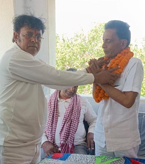 सेवानिवृत्त शिक्षक को दी गयी विदाई