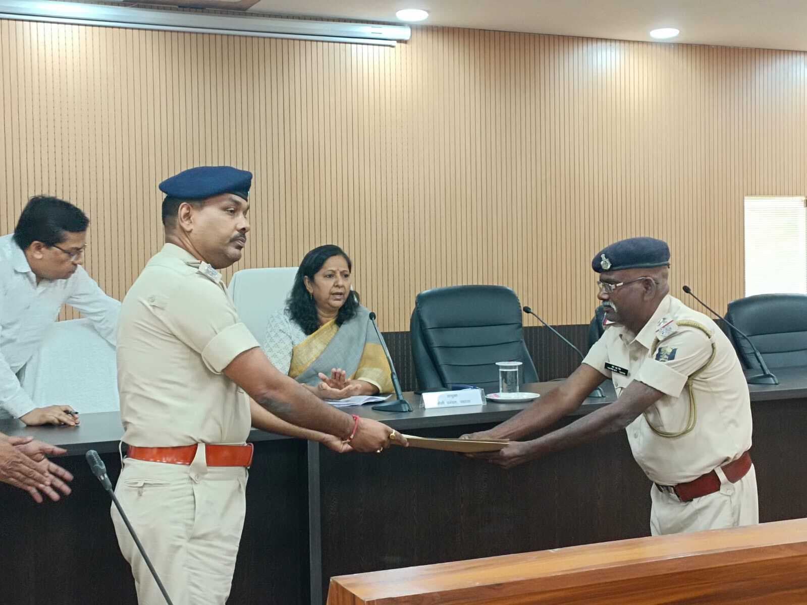 प्रमंडलीय आयुक्त ने 20 सेवानिवृत पदाधिकारी, कर्मियों को सेवांत लाभ का स्वीकृति आदेश कराया हस्तगत