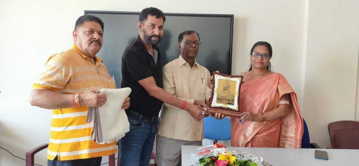 मार्खम कॉलेज में रसायनशास्त्र विभागाध्यक्ष डॉ आरके कर्ण  सेवानिवृत्तसेवानिवृत्ति सेवा काल का है एक पड़ाव : डॉ संध्या प्रेम