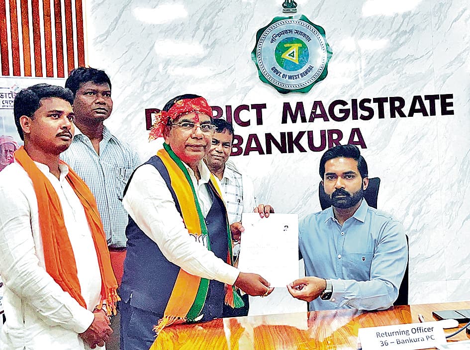 बांकुड़ा में डॉ सुभाष सरकार ने दिखायी ताकत, फिर किया नामांकन