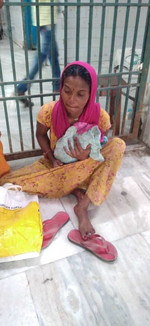 जन्म के बाद जुड़वा बच्चों में एक की मौत, महिला को नहीं था पता गर्भ में हैं दो बच्चे