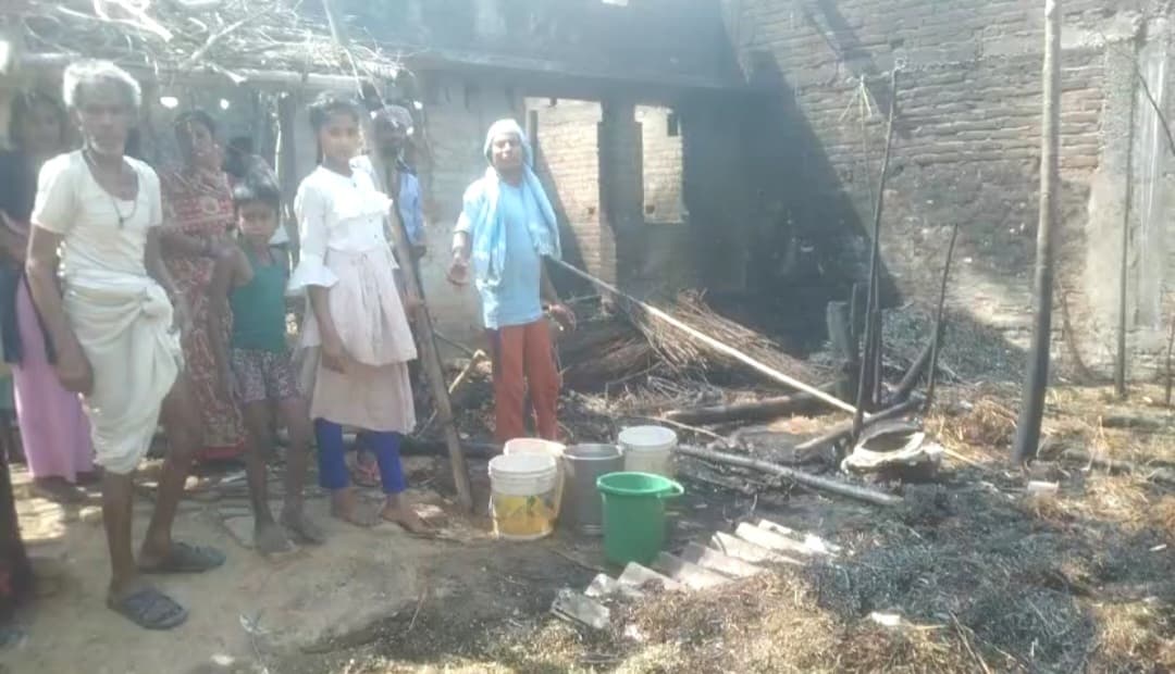 बहजोरा गांव में आग से एक घर जलकर हुआ राख