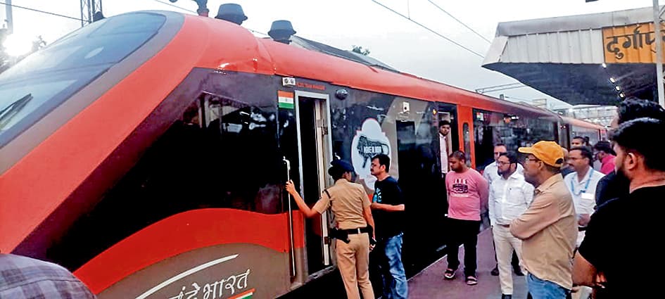 दुर्गापुर स्टेशन पर डेढ़ घंटे खड़ी रही वंदे भारत एक्सप्रेस