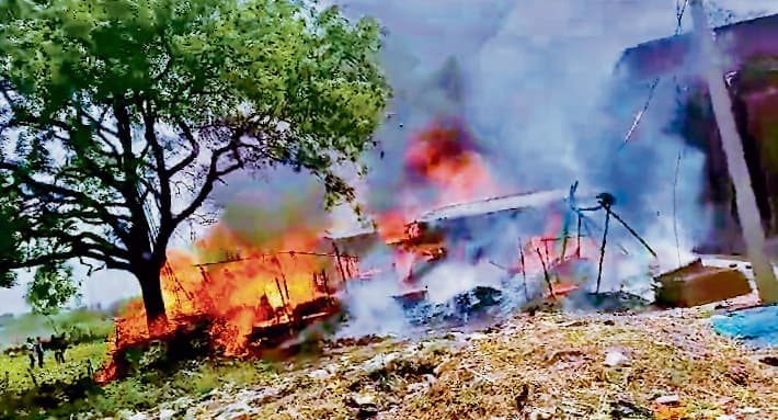 एलटी तार के चिंगारी से बनारपुर बस्ती में आधा दर्जन झोपड़ियां राख, आठ मवेशियों की मौत