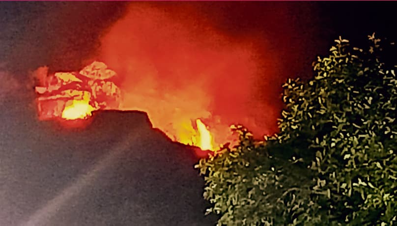ब्रह्मयोनि पहाड़ की झाड़ी में लगी आग, अग्निशमन विभाग बुझाने में जुटा